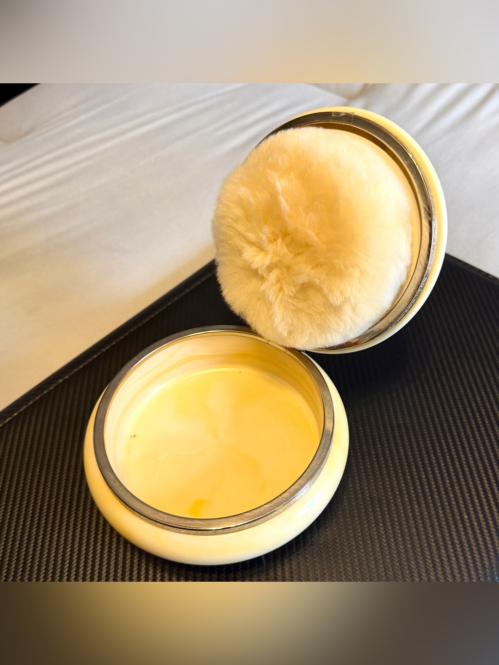 Vintage 1960s RARE Shiseido Body Powder
Fantasy Pot Jar Case With Original Puff